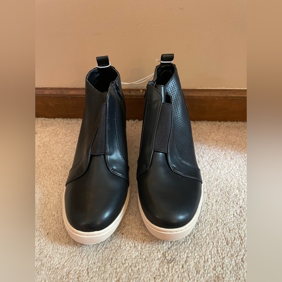 Brand new size 10. Black high heel tennis shoe boots! No tag but still tied - Picture 2 of 6